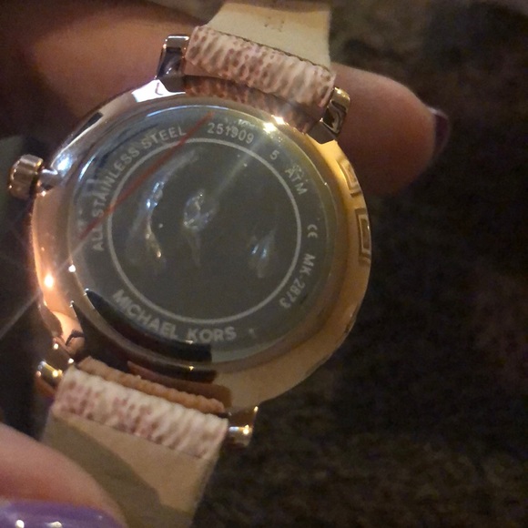 Michael Kors 🔒 - Picture 3 of 5